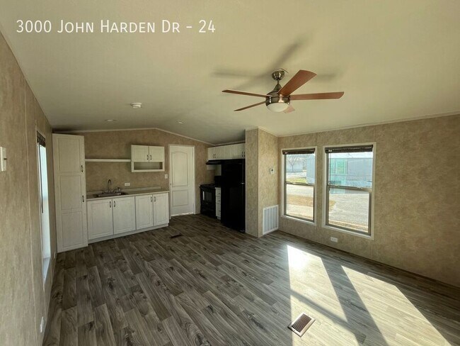 Foto del edificio - 3000 John Harden Dr