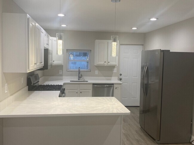 Building Photo - 224 N Rose St