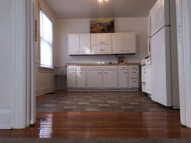 Building Photo - 908 Columbia Ave