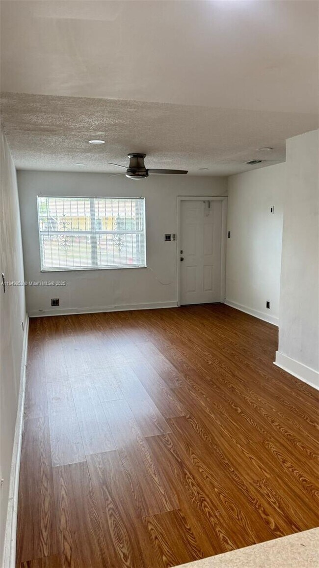 Foto del edificio - 4500 NW 195th St