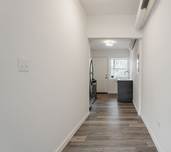 Foto del edificio - 1704 W Glenlake Ave