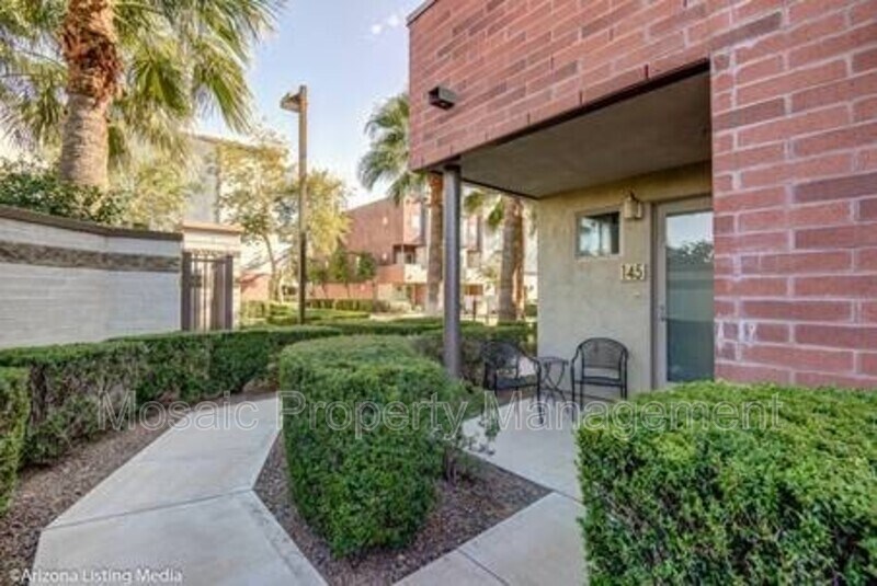 Primary Photo - 525 W Lakeside Dr