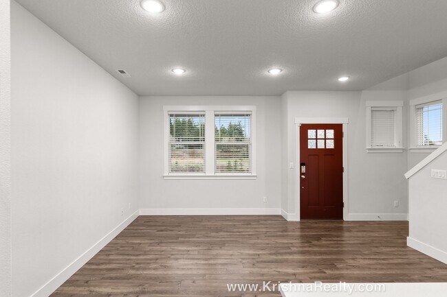 Building Photo - Beautiful Newer 3BD* 2.5 BA* Home in Betha...