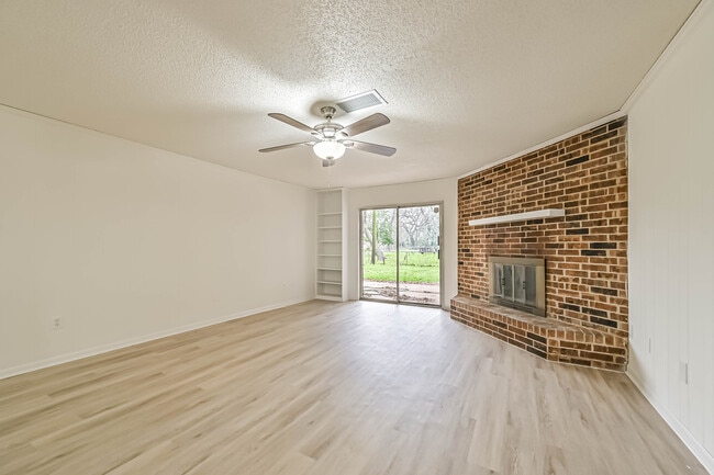 Building Photo - 202 Lakewood Dr