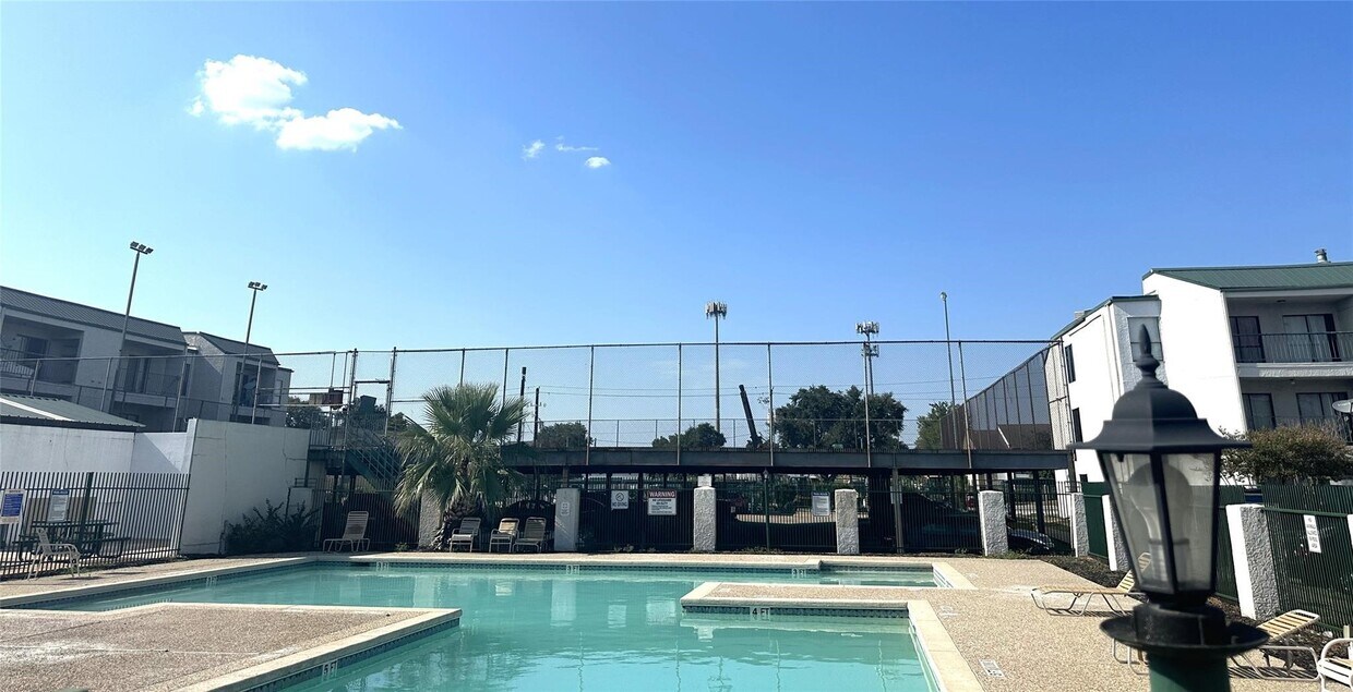 Building Photo - 2814 S Bartell Dr