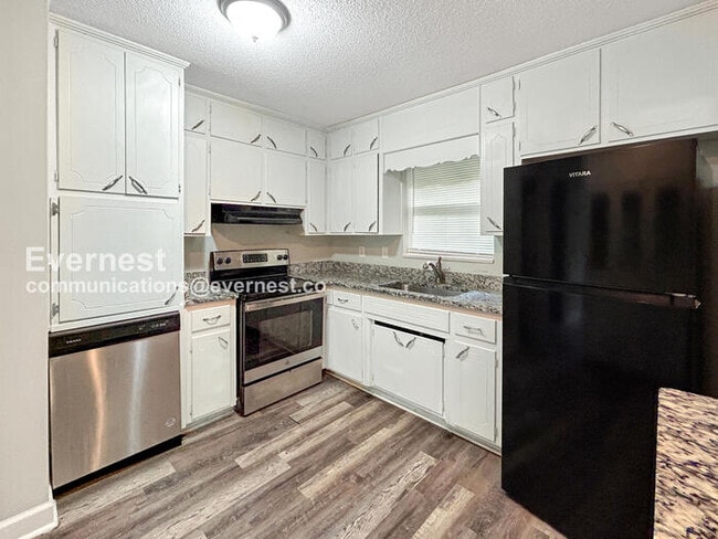 Building Photo - 2913 Debra Dr