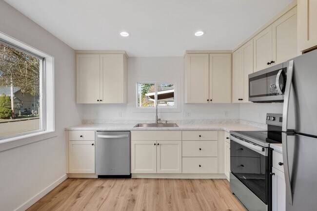 Building Photo - 404-406 SW Elmwood Ave