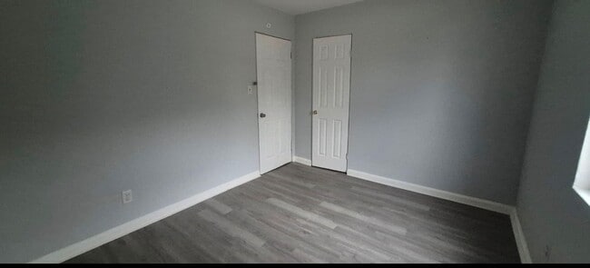 Building Photo - 210 N Cherrywood Ave