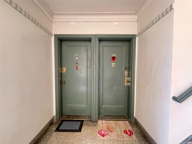 Foto del edificio - 167-10 Crocheron Ave