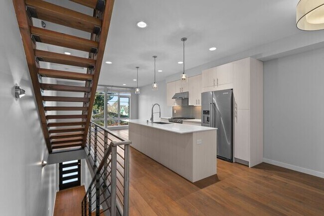 Foto del edificio - Stunning AIR CONDITIONED Alki Townhome w/ Rooftop Ocean View