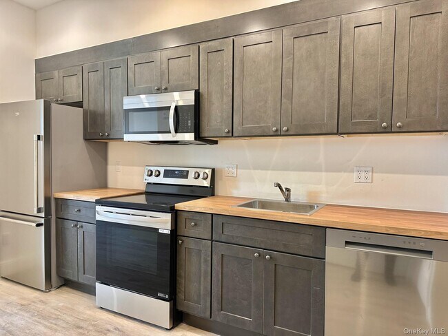 Foto del edificio - 362 W Merrick Rd