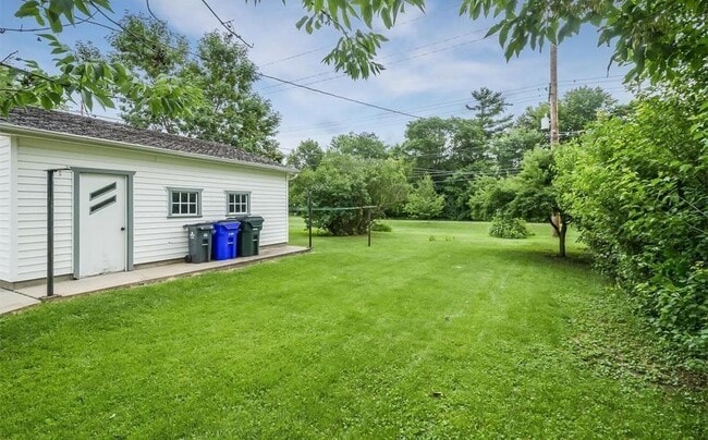 Building Photo - 3 Bedroom/1.5 Bathroom House - Available August 1st, 2025!