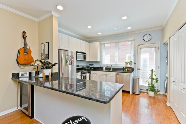 Foto del edificio - 1827 W Oakdale Ave