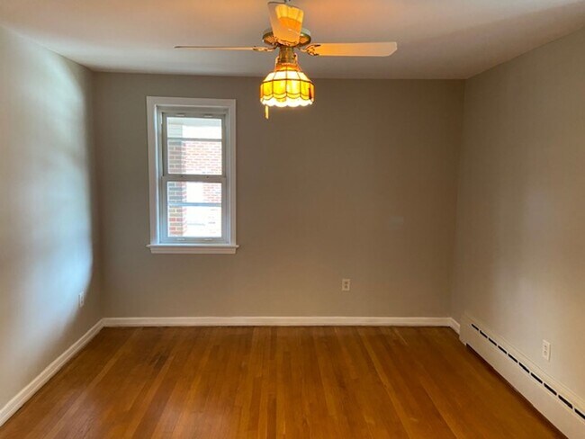 Foto del edificio - Single family house ~ 3 bedrooms, 1.5 bath...