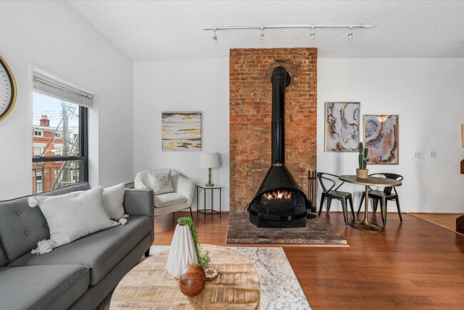 Building Photo - 964 Pavilion St