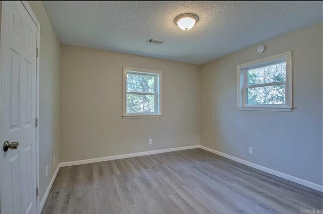 Building Photo - 5804 Meadowbrook Ln