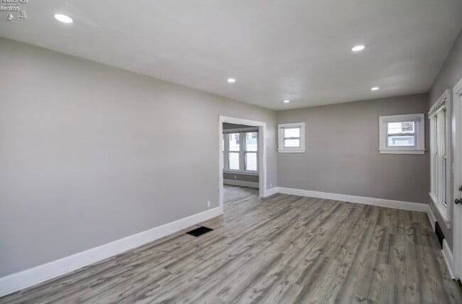 Building Photo - 2615 Columbus Ave