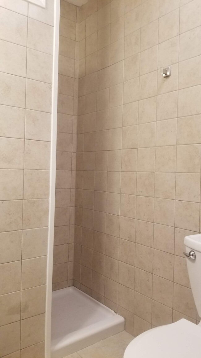 Bath - 1064 Parsons Ave