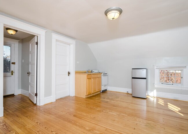 Building Photo - 5202 Riverside Dr