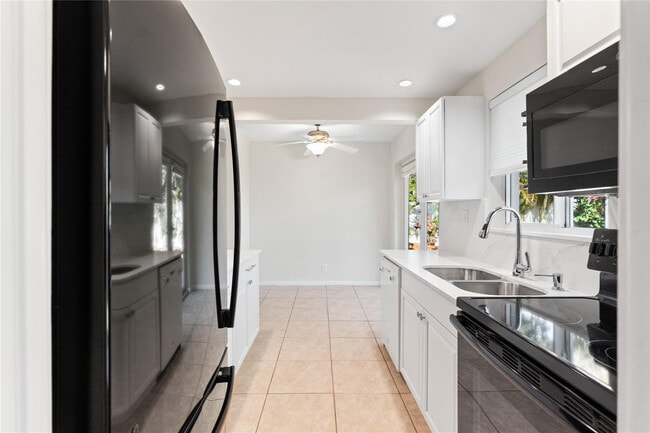 Building Photo - 2616 Middle River Dr