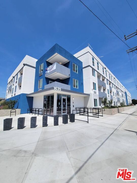 Foto principal - 1635 E 117th Pl