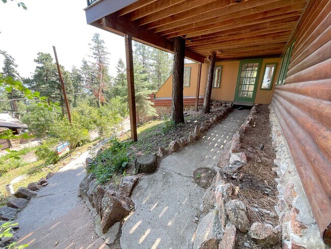 Building Photo - 3 Bedroom Home Available Near Old Stage Rd...