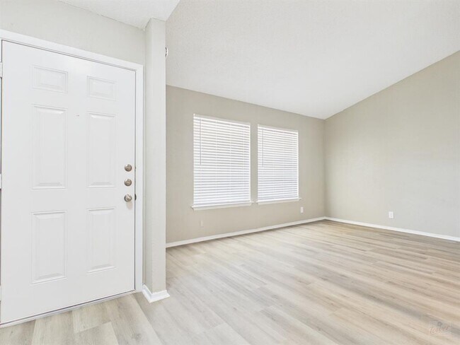 Foto del edificio - 10038 Woodland Village Dr