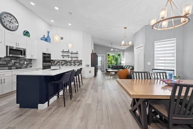 Building Photo - 10761 Pelican Dr