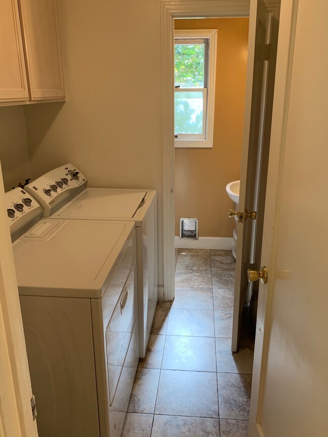 Laundry/1/2 bath - 16495 Oleander Ave