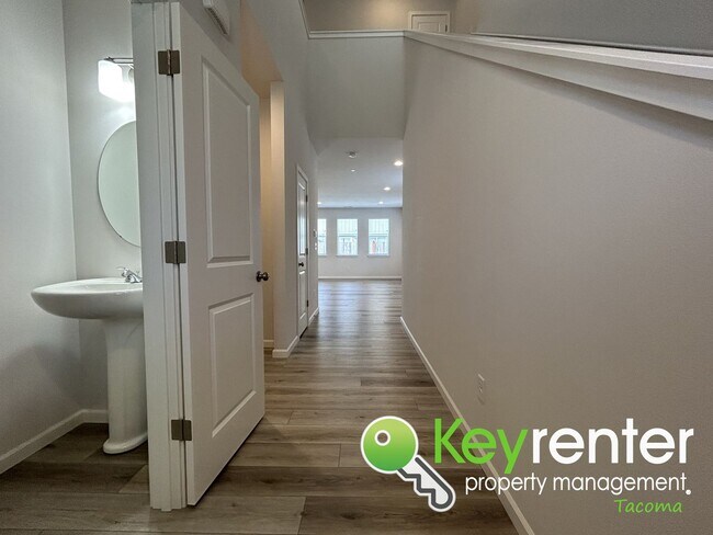 Foto del edificio - Must-have 3Bed/2.5Bath Lakewood Home