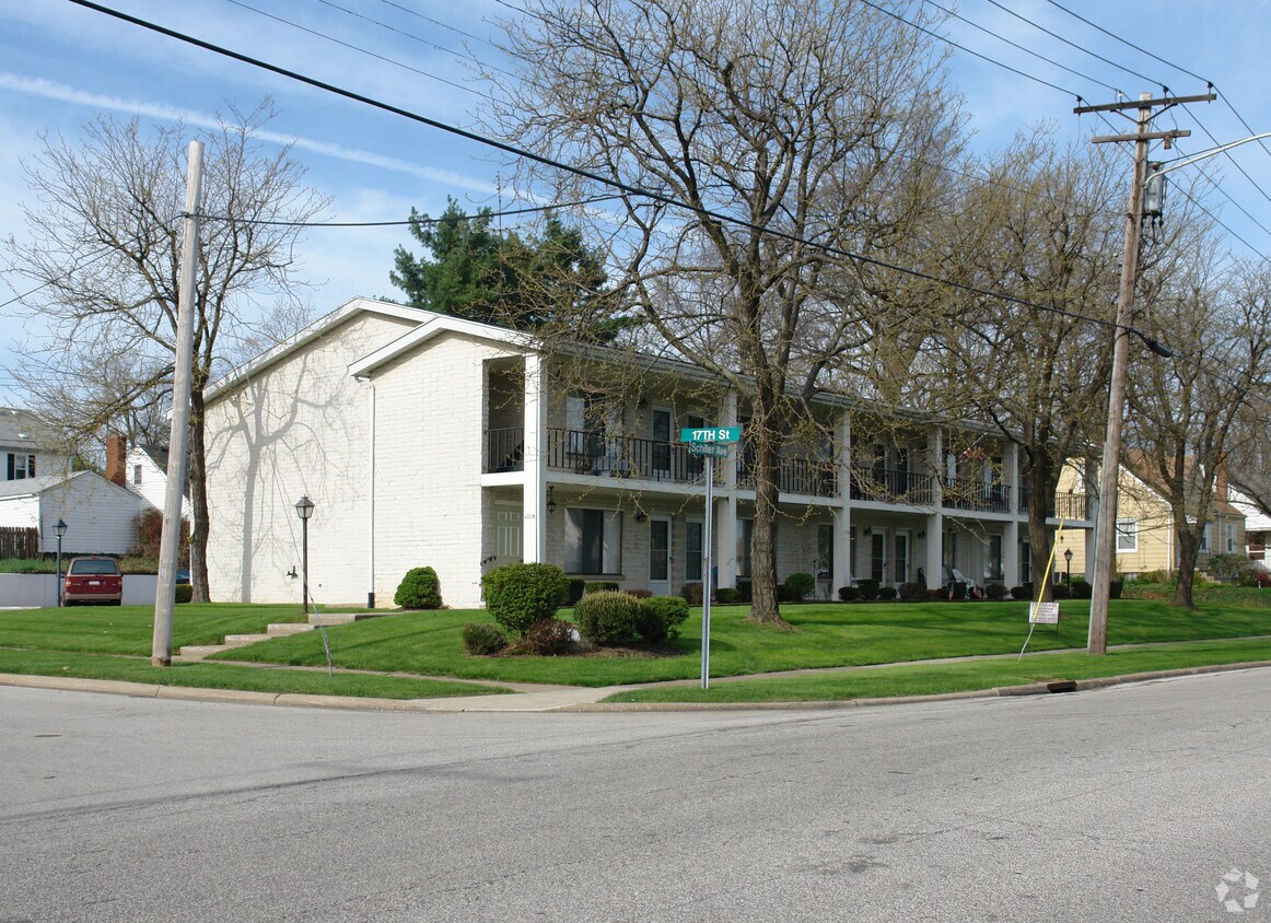Primary Photo - 1718 Schiller Ave