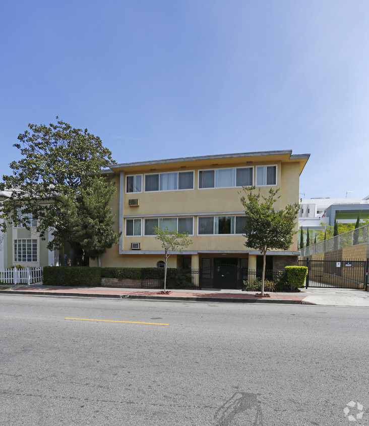 Building Photo - 688 S Mariposa Ave