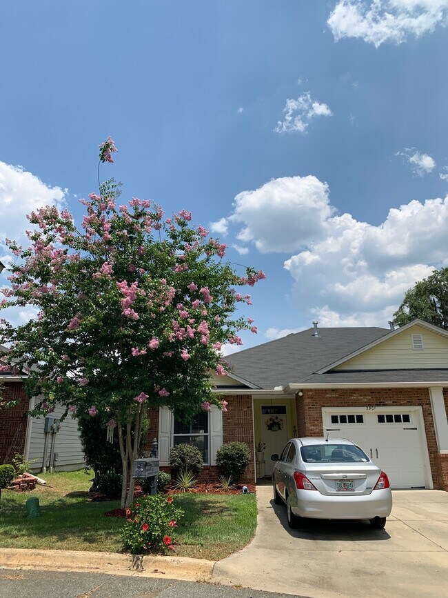 Foto del edificio - 3/2 IN HAMPTON CREEK SUBDIVISION- AVAILABLE SEPTEMBER 1, 2026