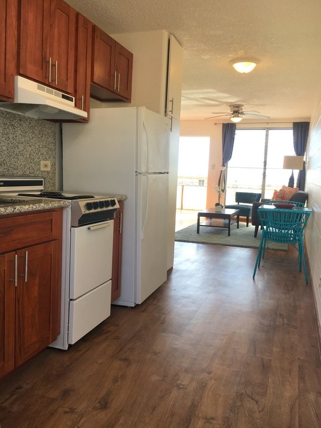 Building Photo - $500 1ST MONTH RENT SPECIAL | RENOVATED RE...