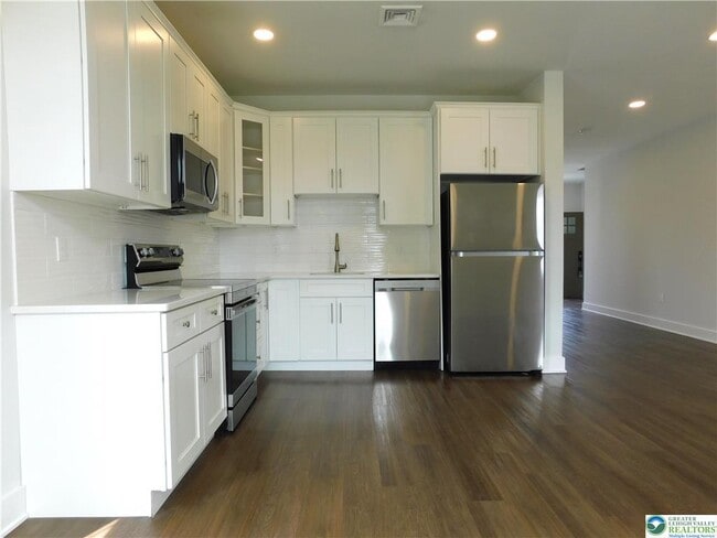 Building Photo - 1674 Best Pl