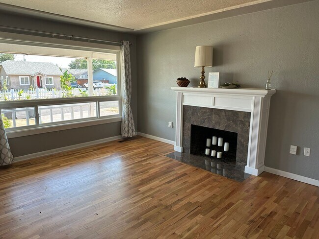 Foto del edificio - Very Clean 3 Bedroom 1 Bath Home With Cent...
