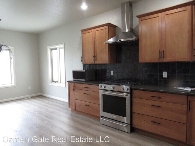 Building Photo - 3 br, 3 bath House - 930 Recluse