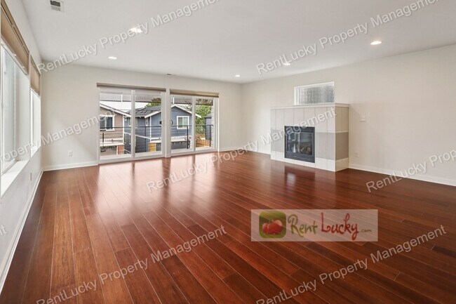 Foto del edificio - Immaculate and LARGE 4-Bedroom Home in Unb...