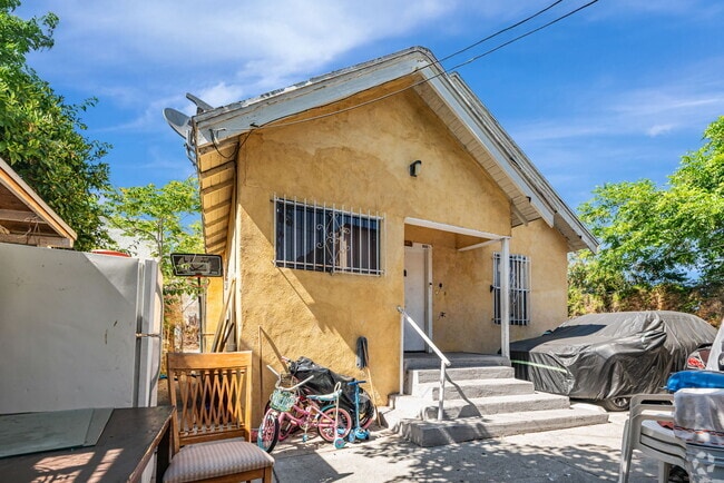 Building Photo - 847 W 43rd St
