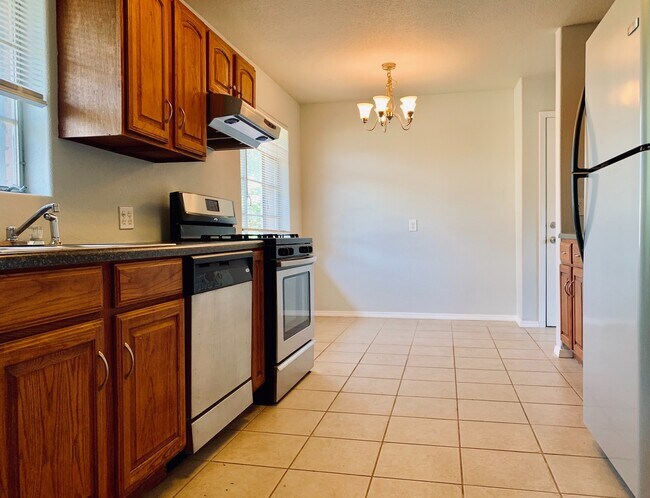 Foto del edificio - Awesome 3BD 2BA Home with HUGE Primary Bedroom in Lakewood Addition!!