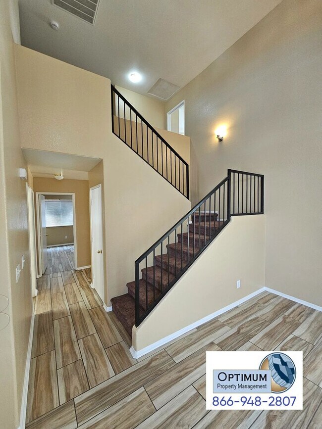 Foto del edificio - Spacious 6 bedroom , 3 bathroom home with downstairs bedroom and bath