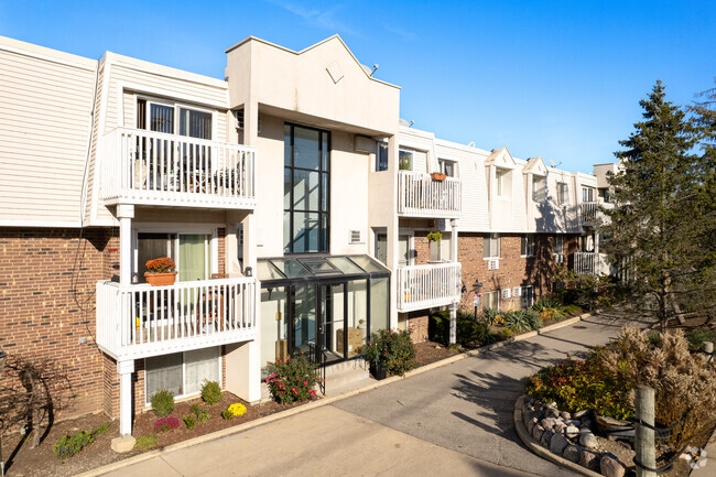 Entrance - Lakeside Condominiums