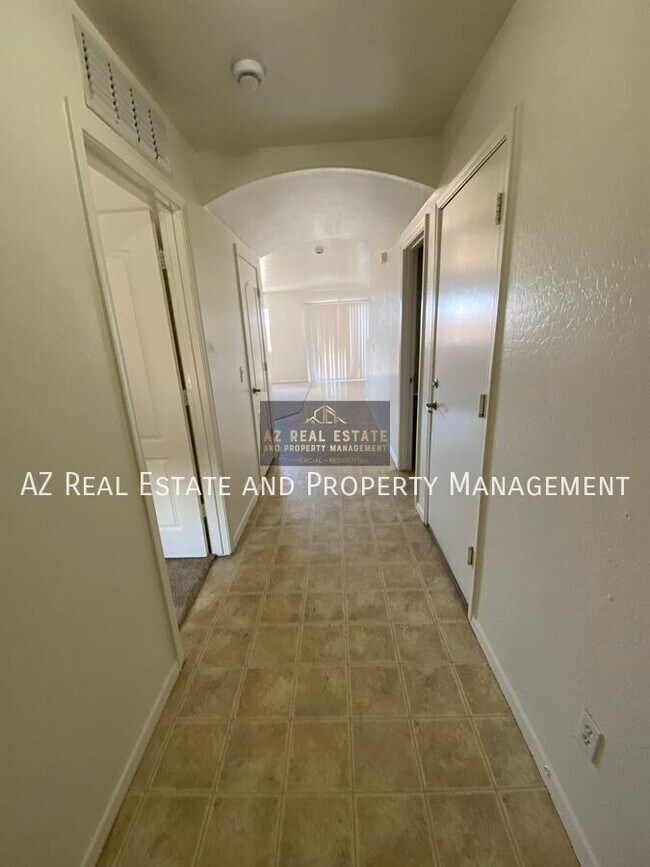 Foto del edificio - 4850 N 113th Dr