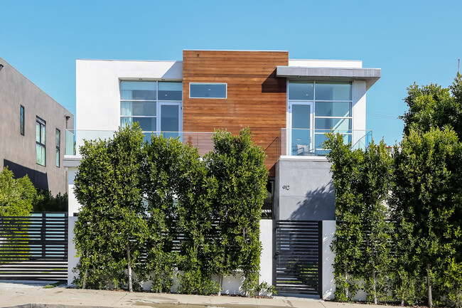 Building Photo - 912 N Crescent Heights Blvd