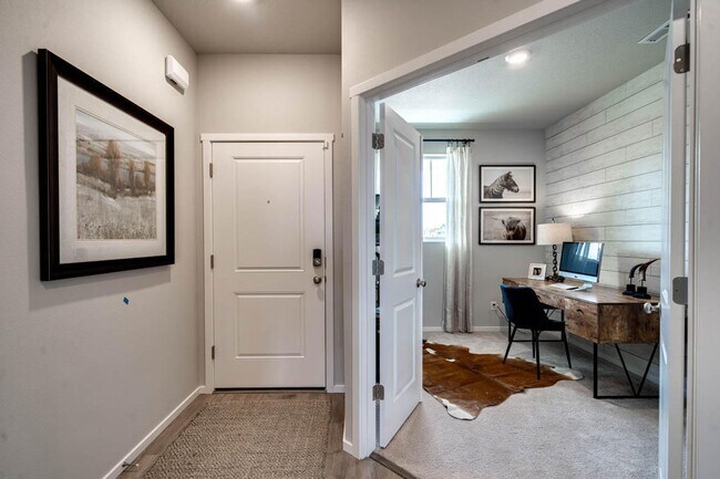 Foto del edificio - Modern 4 bedroom with den and neighborhood pool!