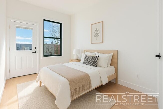 Building Photo - Brand New 4 Bed, 2 Bath with In-Unit Laund...