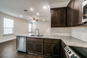 Building Photo - 10315 Lynwood Branch