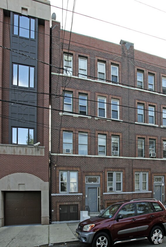 Foto del edificio - 104 Romaine Ave