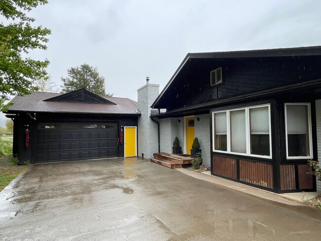 Building Photo - Spacious Single Level Ranch Style 4 Bed 2 ...