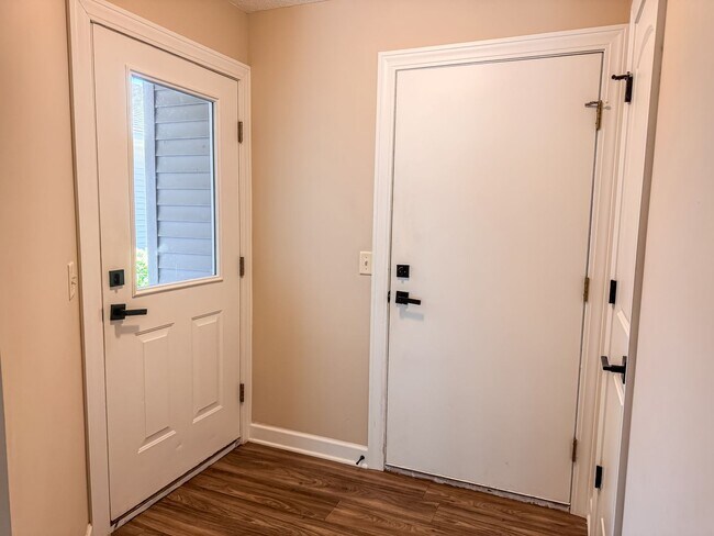 Foto del edificio - 1627 Gunston Dr